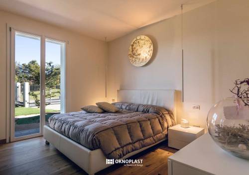 Una finestra Oknoplast nella camera da letto
La camera da letto,…