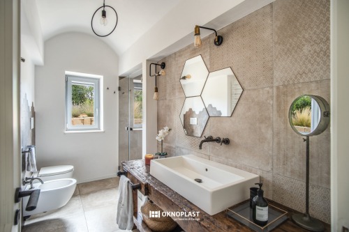 Le finestre Oknoplast in bagno vanno ben oltre l’estetica
Sono…